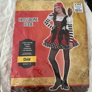 Very cute crossbone / pirate girls costume. Accessories included.  Not parrot